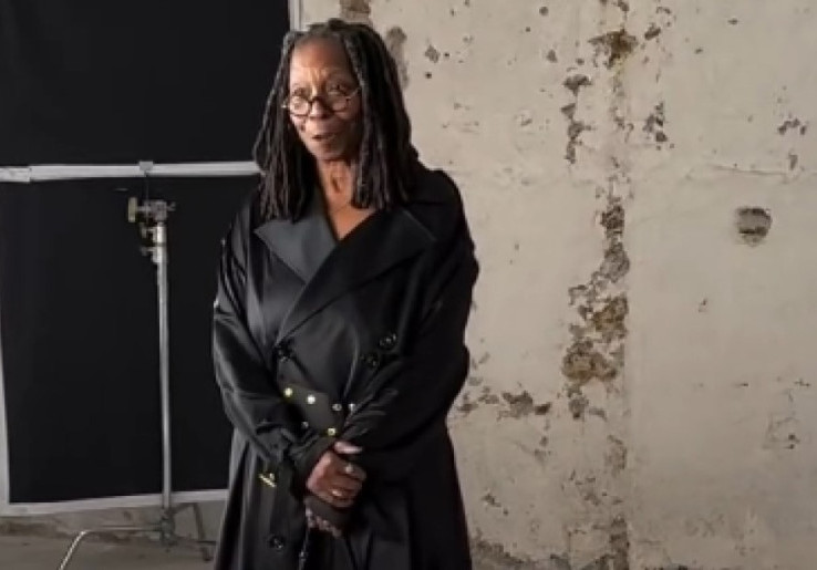 Whoopi Goldberg Pakai Setelan Sutra Serba Hitam di Show Ami untuk Paris Fashion Week 2025, Simpel Tapi Mewah!