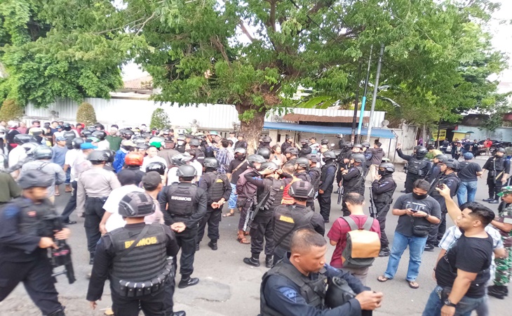 Bentrokan Banser dengan ormas Islam di depan kantor PCNU Solo