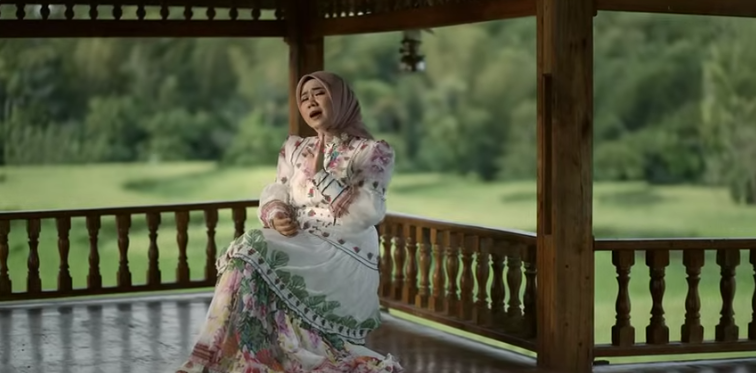 Lirik Lagu Rayola – Maulang Sayang dan Terjemahan