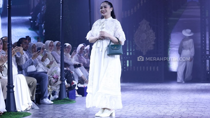 12 Tahun Berkarya, Ayu Dyah Andari Rilis Koleksi Rose and Beyond
