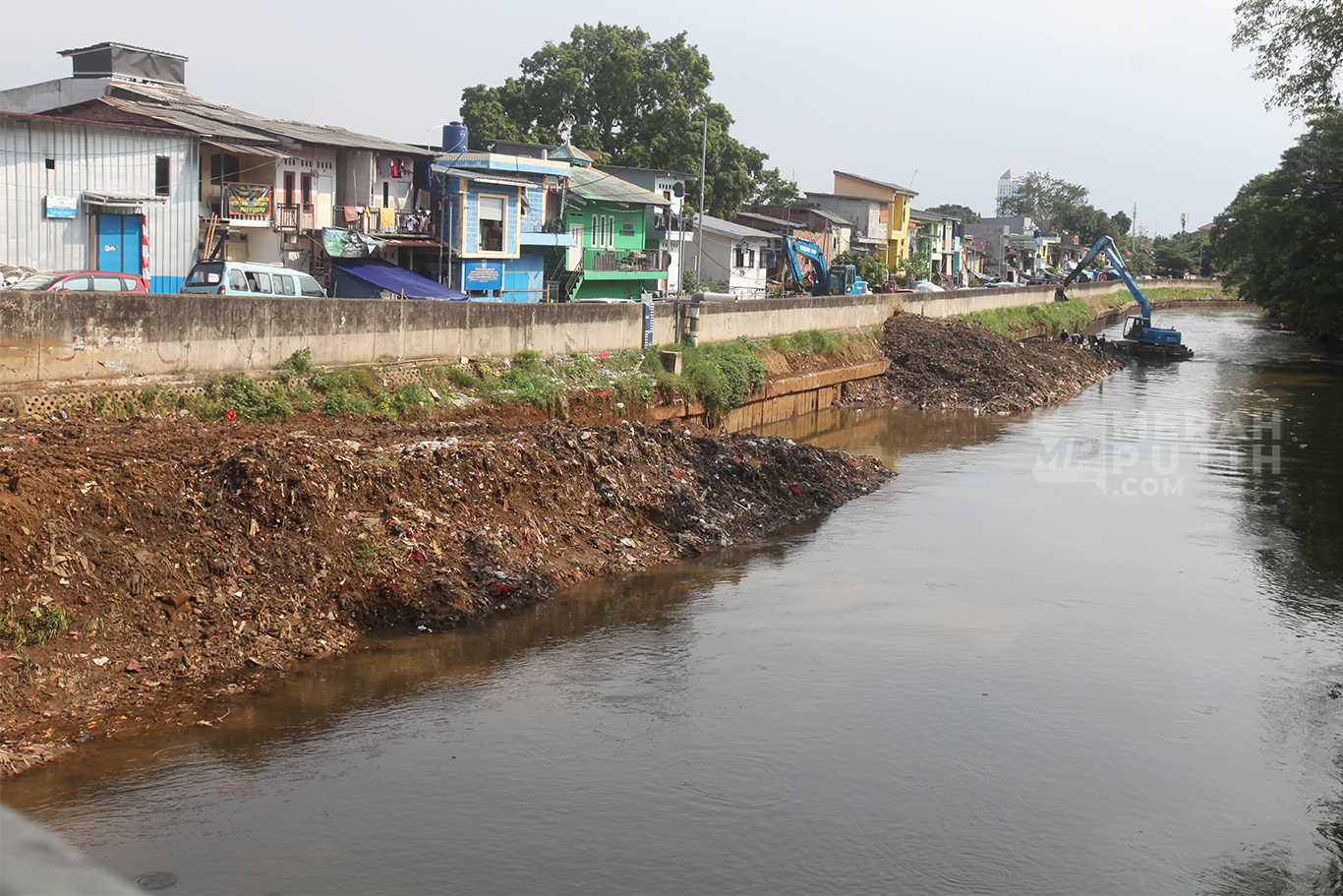 Pengerukan Lumpur Endapan Kali Ciliwung Jakarta untuk Cegah Pendangkalan