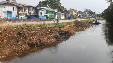 Pengerukan Lumpur Endapan Kali Ciliwung Jakarta untuk Cegah Pendangkalan 