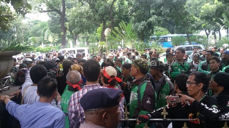 Unjuk Rasa Ojek Online di Istana Negara Ricuh