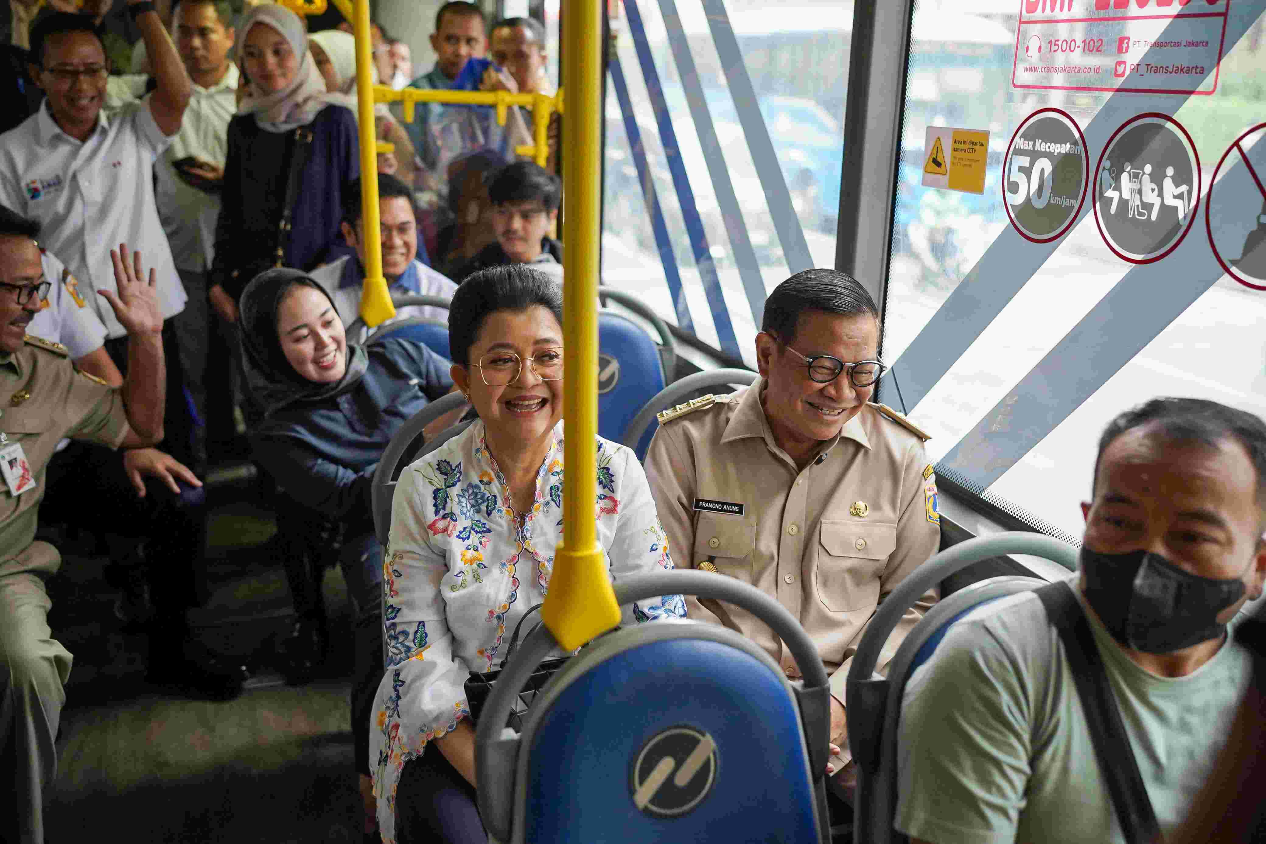 Spesial Hari Kartini, Pramono-Rano Ajak Sang Istri Pakai Kebaya Naik Transportasi Jakarta
