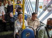 Spesial Hari Kartini, Pramono-Rano Ajak Sang Istri Pakai Kebaya Naik Transportasi Jakarta