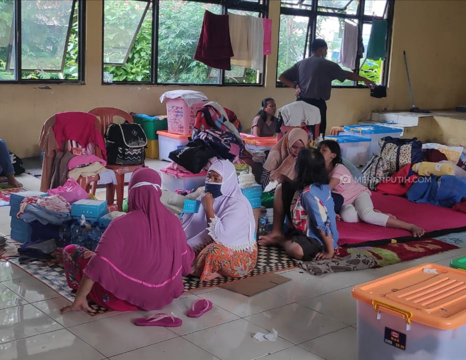 Pengungsi korban banjir di Kampung Dalam, Cawang, Bidara Cina, Jakarta Timur, Senin (8/2). Foto: MP/Asropih
