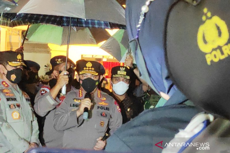 Kapolri Jenderal Listyo Sigit Prabowo (tengah) saat memberikan keterangan kepada wartawan seusai meninjau lokasi ledakan bom di Gereja Katedral, Kota Makassar, Sulawesi Selatan, Minggu (28/3/2021). (Foto: Antara)