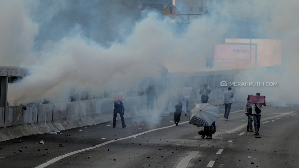 Bentrok Massa Aksi Melawan Aparat Kepolisian di Pejompongan