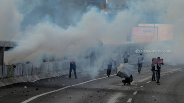 Bentrok Massa Aksi Melawan Aparat Kepolisian di Pejompongan