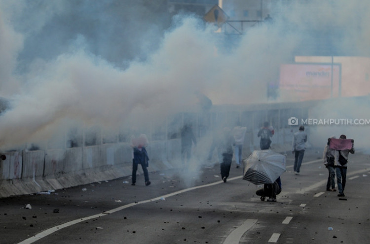 Bentrok Massa Aksi Melawan Aparat Kepolisian di Pejompongan