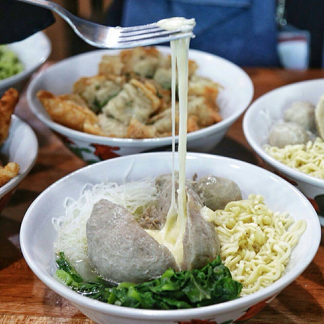 Bakso dengan isi keju mozarella
