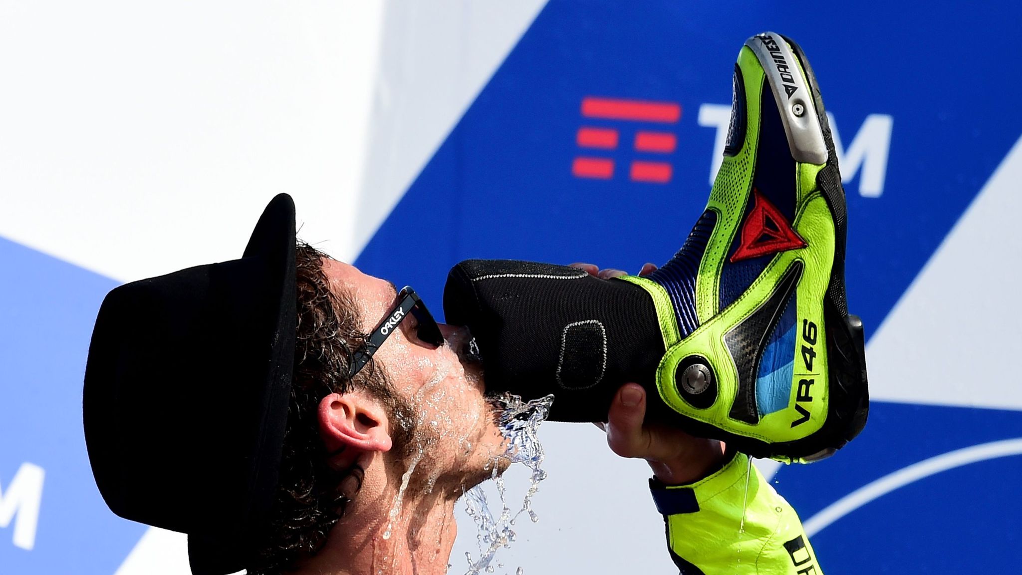 Valentino Rossi adegan Shoey. (Foto Sky Sports)
