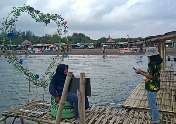 Pntai Karangsong jadi salah satu tempat favorit (Foto: MP/Mauritz)