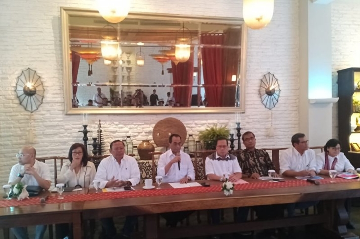 Menteri Perhubungan Budi Karya Sumadi (empat kiri) didampingi pejabat eselon I Kementerian Perhubungan saat menyampaikan Capaian Kinerja Kementerian Perhubungan Kabinet Kerja Jokowi-JK Tahun 2014-2019 di Jakarta, Sabtu (19/10/2019) ANTARA/Ahmad Wijaya