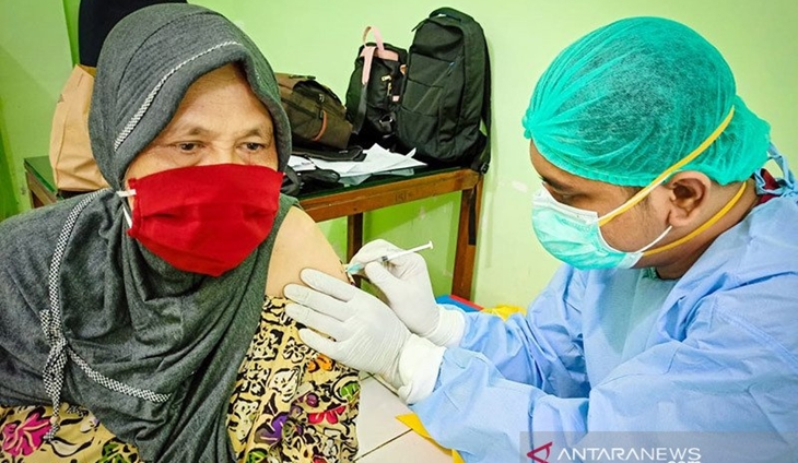 Petugas medis memberikan suntikan vaksin kepada warga lansia di SMPN 141 Pela Mampang, Jakarta Selatan, Rabu (24/3/2021). ANTARA/HO-Sudin Kominfotik Jaksel/am.