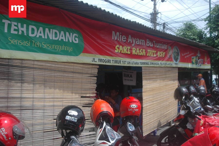 Kentalnya Kuah Mie Ayam Bu Tumini Bikin Nagih