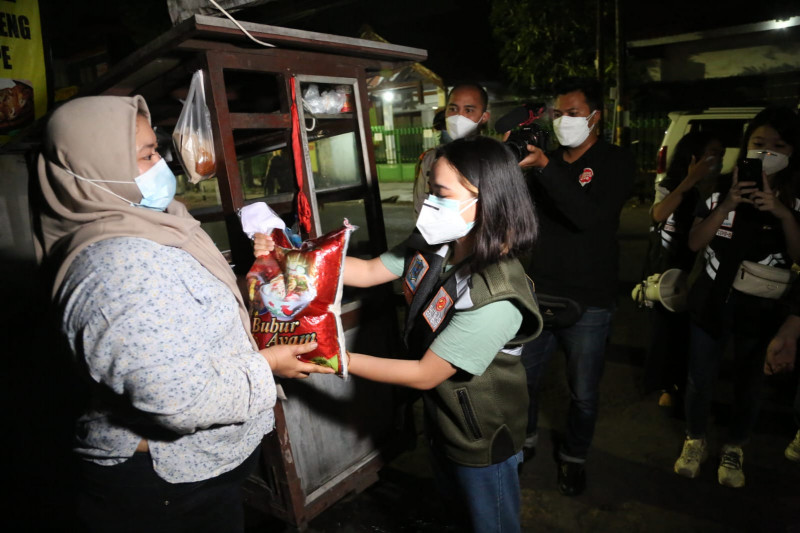Polisi dan Tentara Dikerahkan Untuk Cek Pencairan Insentif Bagi PKL dan Warung