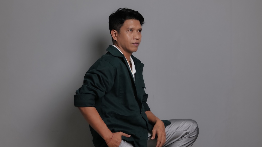 Kris Tomahu Sembunyikan Perasaan Lewat Lagu 'Terlalu Diam'