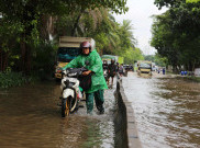 Nekat Terjang Banjir 50 Sentimeter, Motor-Motor Tumbang di Daan Mogot