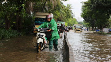 Nekat Terjang Banjir 50 Sentimeter, Motor-Motor Tumbang di Daan Mogot