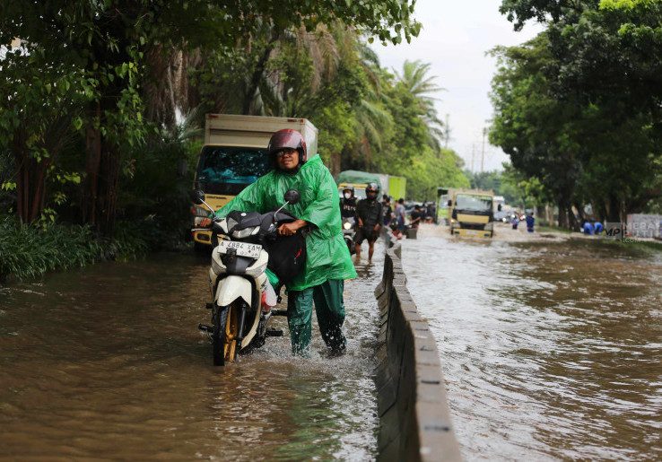 Nekat Terjang Banjir 50 Sentimeter, Motor-Motor Tumbang di Daan Mogot