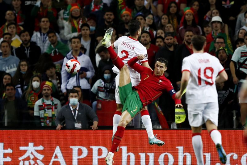 Kapten timnas Portugal Cristiano Ronaldo saat beraksi melawan pemain Turki Zeki Celik dalam semifinal playoff kualifikasi Piala Dunia 2022 zona Eropa di Estadio do Dragao, Porto, Portugal, 24 Maret 2022. Nasib Ronaldo untuk Piala Dunia Qatar 2022 akan ditentukan oleh mampu tidaknya Portugal mengalahkan Makedonia Utara dalam final playoff Eropa Selasa waktu setempat 29 Maret. (REUTERS/PEDRO NUNES)