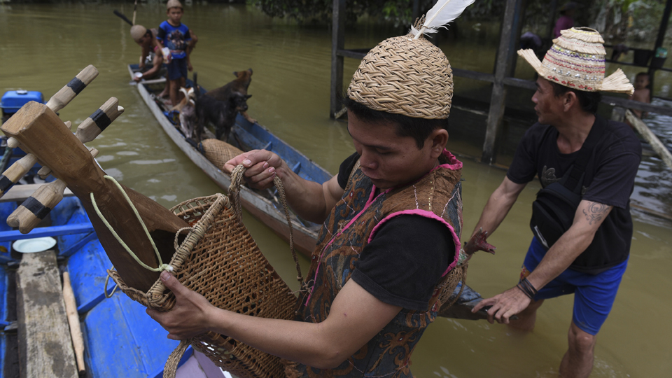 Pemuda Dayak Kenyah Uma'lung yang tinggal di Desa Setulang, Malinau, Kalimantan Utara sedang bersiap untuk berburu. Sejumlah perlengkapan berburu hingga anjing peliharaan pun dinaikkan ke atas perahu. (ANTARA FOTO/Zabur Karuru)