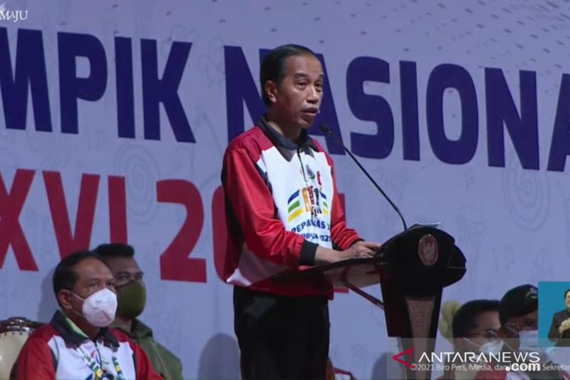 Presiden Jokowi menyampaikan sambutan dalam Upacara Penutupan Pekan Paralimpik Nasional (Peparnas) XVI Papua di Stadion Mandala, Jayapura, Papua pada Sabtu (13/11/2021). (ANTARA/Desca Lidya Natalia)