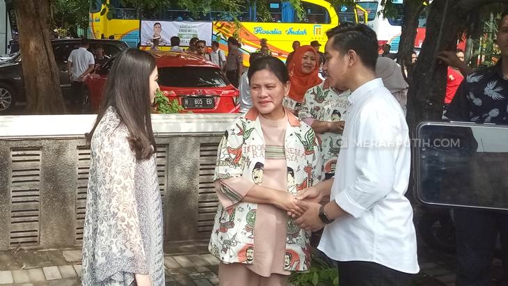 Gibran Rakabuming bersama istrinya Selvi Ananda dan sang ibu (tengah) Ibu Negara Iriana Widodo, saat mendaftar Pilwalkot Solo. (Foto: MP/Ismail)