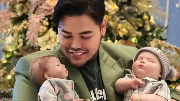 Ivan Gunawan dan boneka arwah. (Foto: Instagram/@ivan_gunawan)