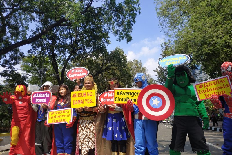 Pahlawan Avengers Sampai Gatot Kaca Ikut Kawal Sidang MK