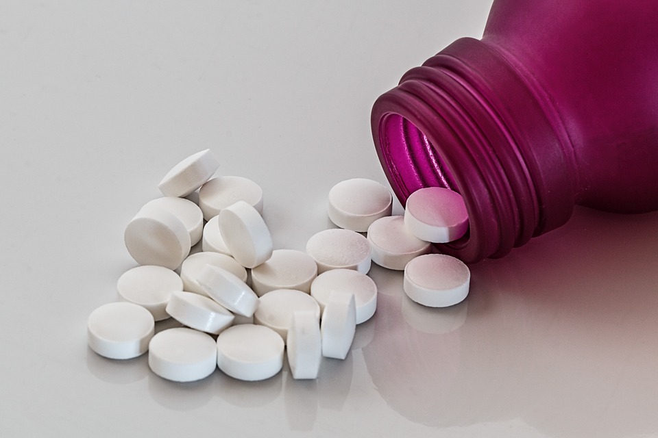 Bawa obat pribadi untuk antisipasi (Pixabay/Stivebp)