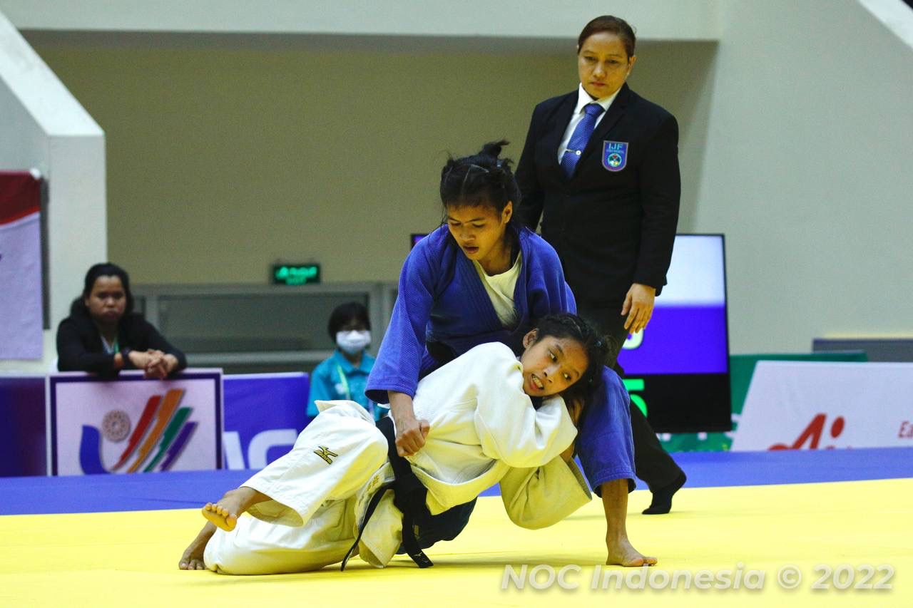 Atlet judo Meli Marta Rosita turun di kelas -48kg SEA Games 2021 Vietnam di Hoai Duc Stadium, Hoai Duc District, Hanoi, Sabtu (21/05). Meli merebut medali perunggu. (NOC Indonesia/Naif Al’As)