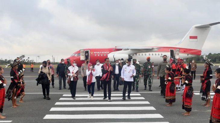 Presiden Jokowi Bagikan BLT BBM ke Warga Kepulauan Tanimbar