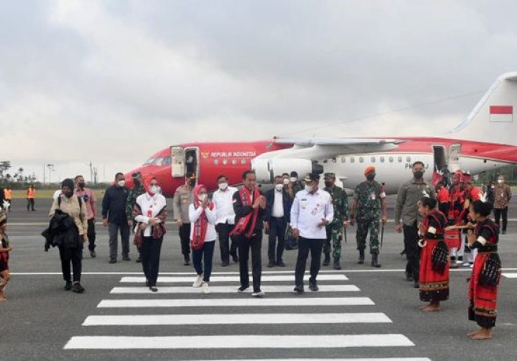 Presiden Jokowi Bagikan BLT BBM ke Warga Kepulauan Tanimbar