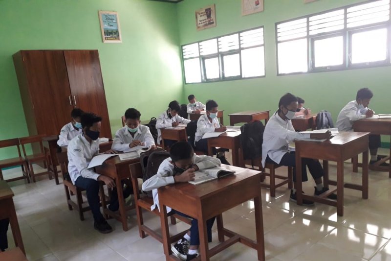Pelajar di Gunung Kidul melaksanakan uji coba pembelajaran tatap muka terbatas. (Foto ANTARA/Sutarmi)