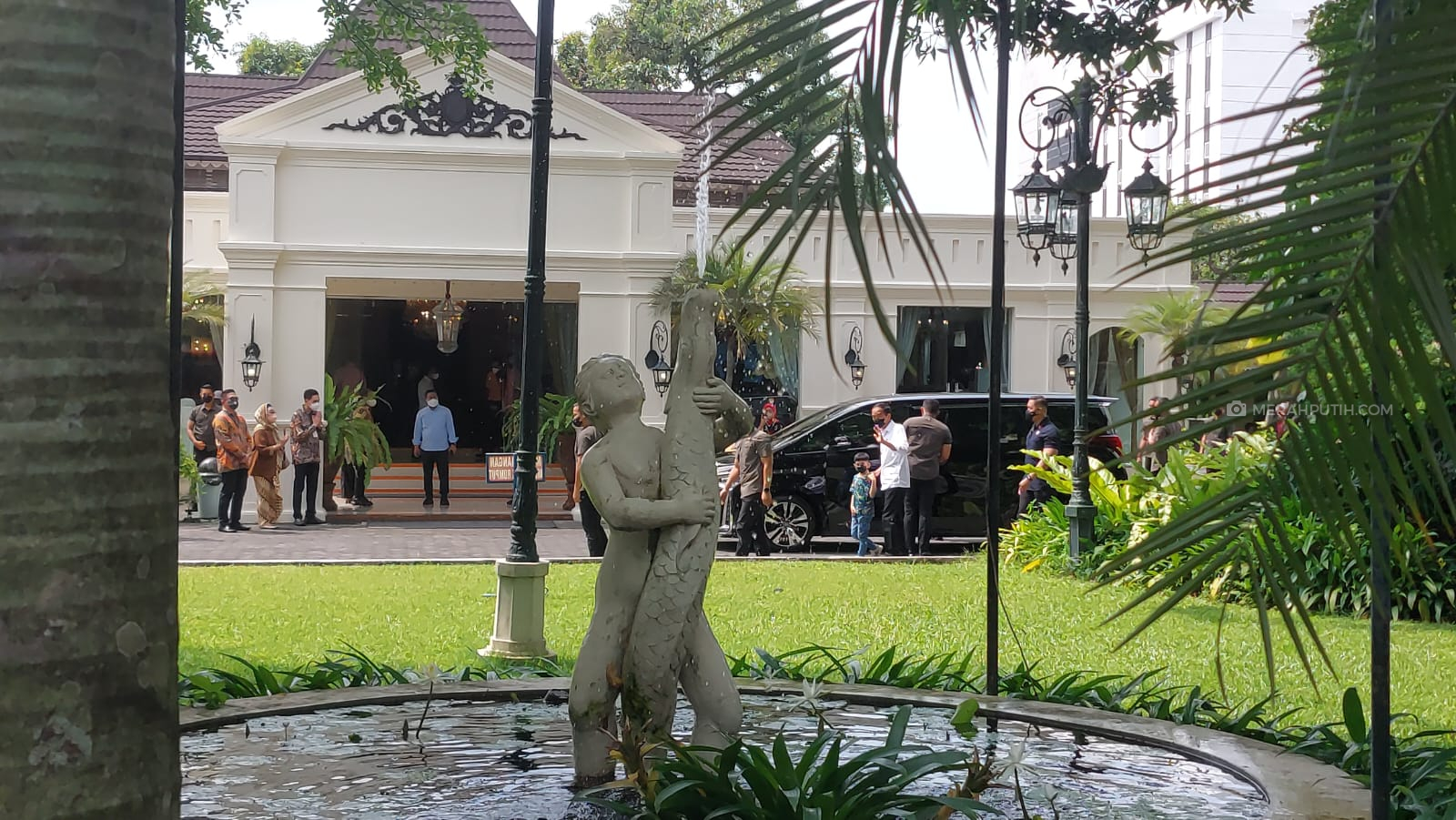 Jokowi Pimpin Rapat Kumbokarnan Pernikahan Kaesang di Museum Batik Danar Hadi