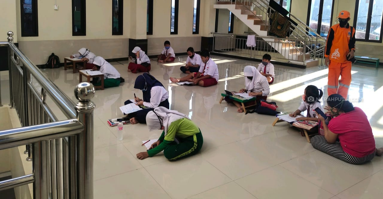Bantu Belajar Siswa, PPSU Kelurahan Duri Pulo Urunan Berikan Wifi Gratis