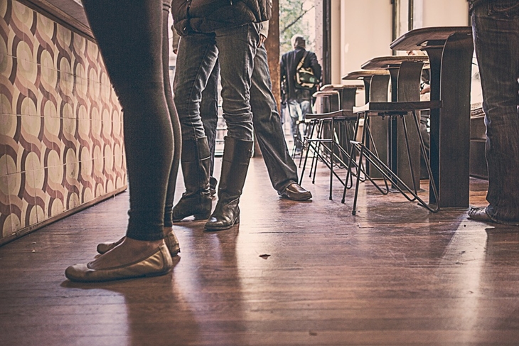 Mengobrol berlebihan dengan pelayan tidak bagus dilakukan. (Foto: Pixabay/RyanMcGuire)