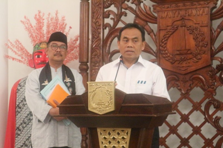 Sekretaris Daerah DKI Jakarta Saefullah (kanan) bersama Kepala Bappeda DKI Jakarta Sri Mahendra Satria Wirawan (kiri) memberikan pernyataan terkait pengambilan kebijakan KUA-PPAS APBD 2020 dan rencana pembangunan Rumah Lapis Kampung Akuarium di Balai Kota Jakarta, Jumat (11/10/2019). (ANTARA/Ricky Prayoga)