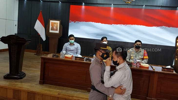 Donatur bom bunuh diri Munir Kartono dan korban bom Ipda Bambang Adi Cahyanto saling memaafkan, Kamis (4/11). (MP/Ismail)