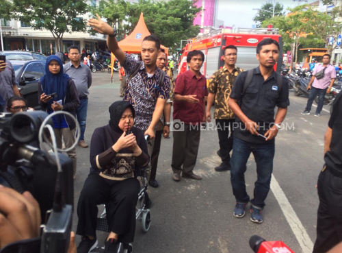Wali Kota Surabaya Tri Rismaharini menggunakan kursi roda tiba di Jalan Gubeng. (MP/Budi Lentera)