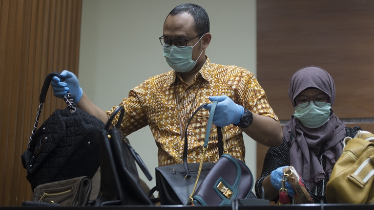 Tas mewah milik mantan Bupati Kukar Rita Widyasari