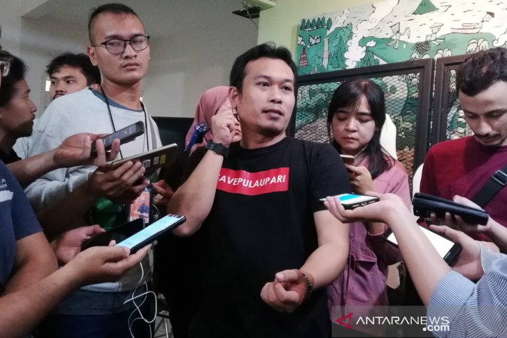 Direktur Eksekutif Walhi DKI Jakarta Tubagus Soleh Ahmadi di Jakarta, menyampaikan keterangan menyoal penerbitan IMB lahan reklamasi Teluk Jakarta, Senin (17/6/2019). (FOTO ANTARA/Zuhdiar Laeis)