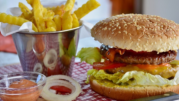 Menu fast food kentang goreng dan burger. (Foto: Pixabay/RitaE) 