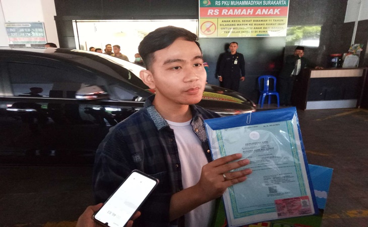 Gibran tunjukan akta kelahiran La Lembah Manah kepada awak media di RS PKU Muhammadiyah