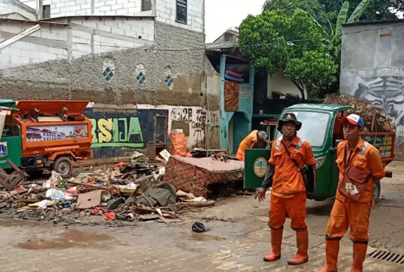 Sampah yang Berhasil Diangkut di Lokasi Banjir Kramat Jati 33 Ton