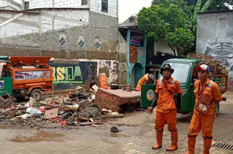 Sampah yang Berhasil Diangkut di Lokasi Banjir Kramat Jati 33 Ton
