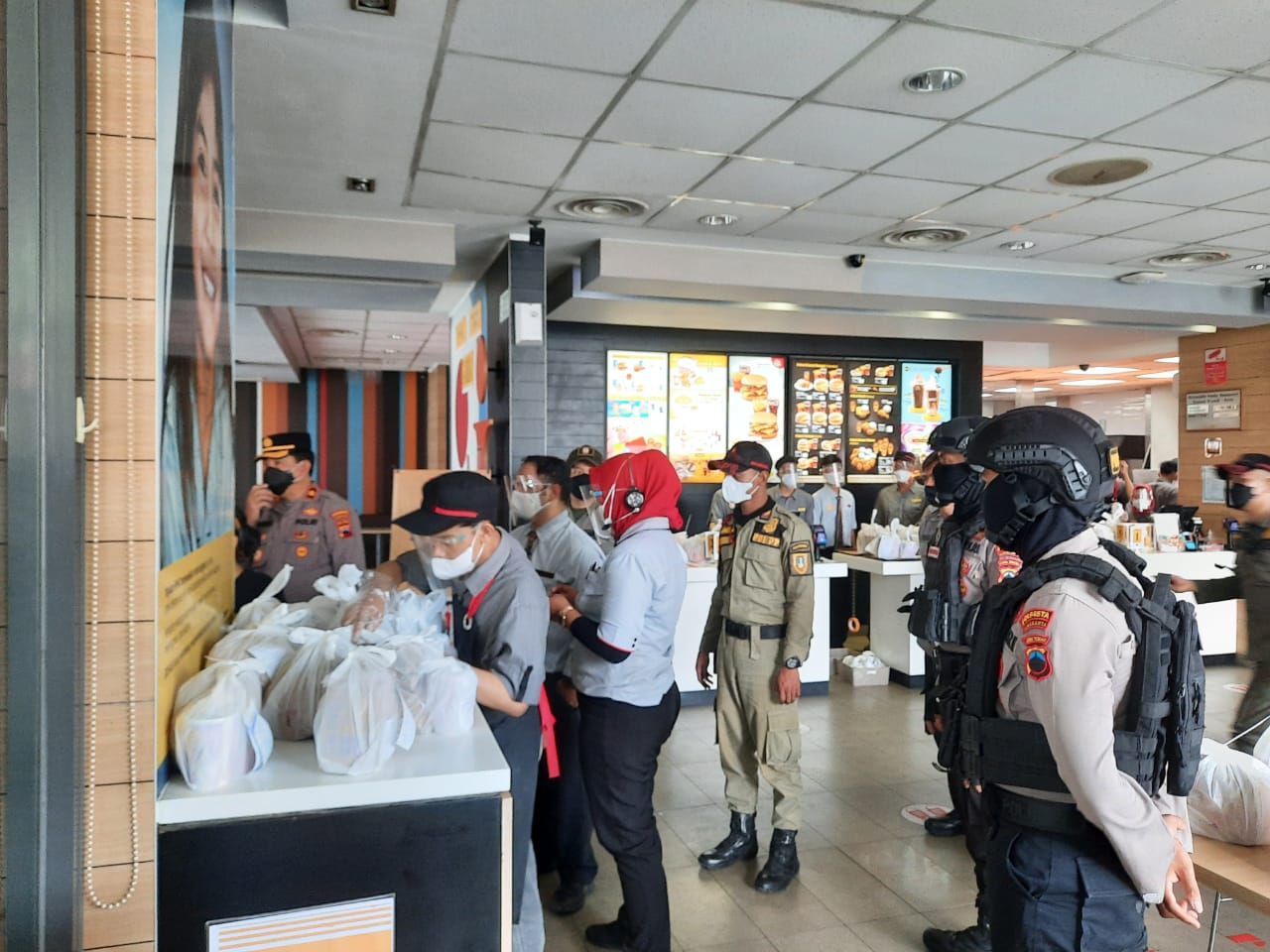 Polresta Surakarta membubarkan antrian di McDonald's, Jalan Slamet Riyadi, Solo, Jawa Tengah, Rabu (9/6). (MP/Ismail)