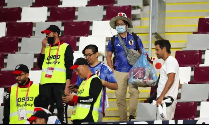 Aksi Bersih-Bersih Suporter Jepang Usai Pertandingan Tuai Pujian